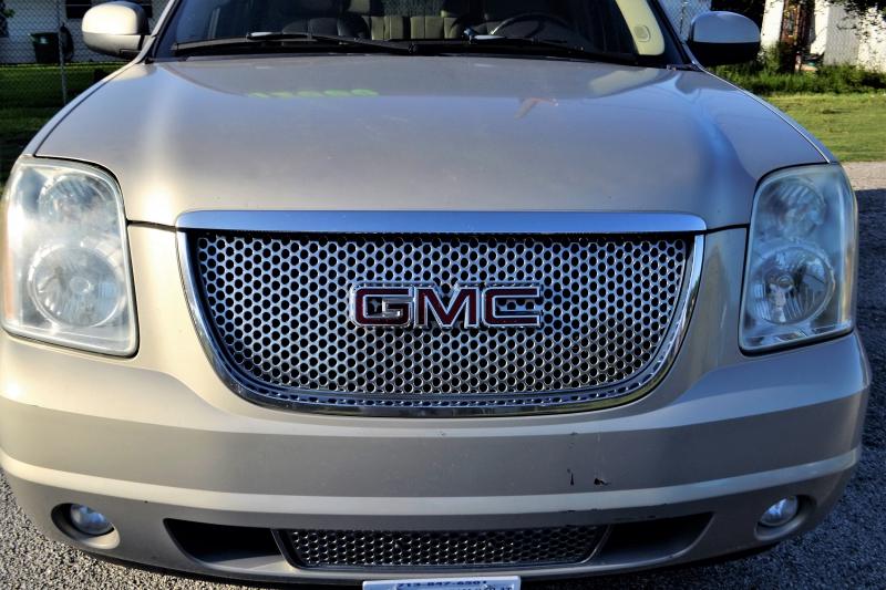 concession-moto-ST CYR SUR MER-min_gmc-yukon-truck-grill-2828425